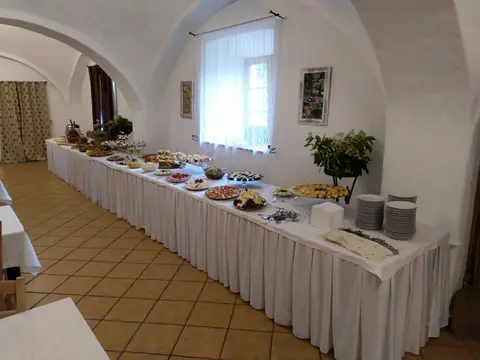 Raut a hostina