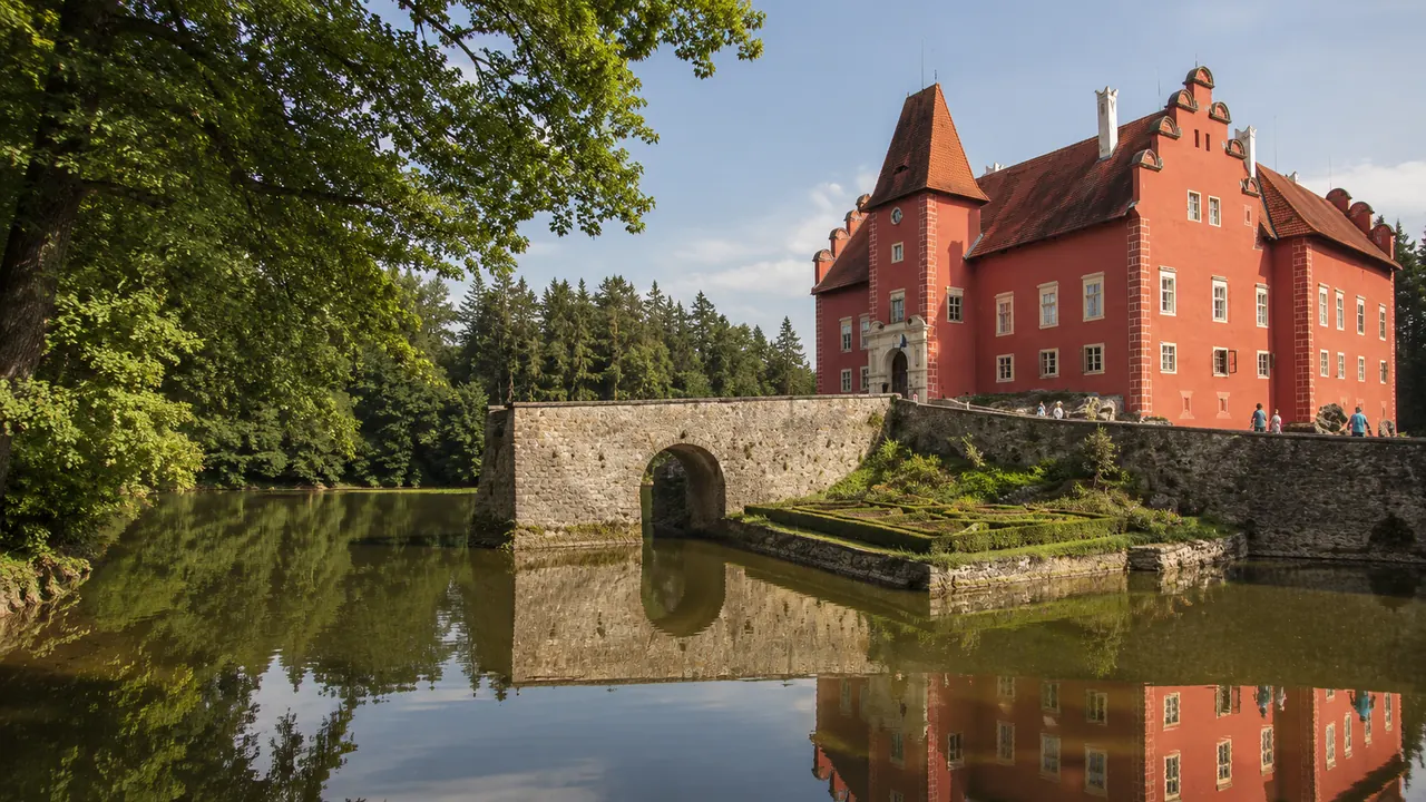 Zámek Červená Lhota na ostrůvku, 5 km od penzionu