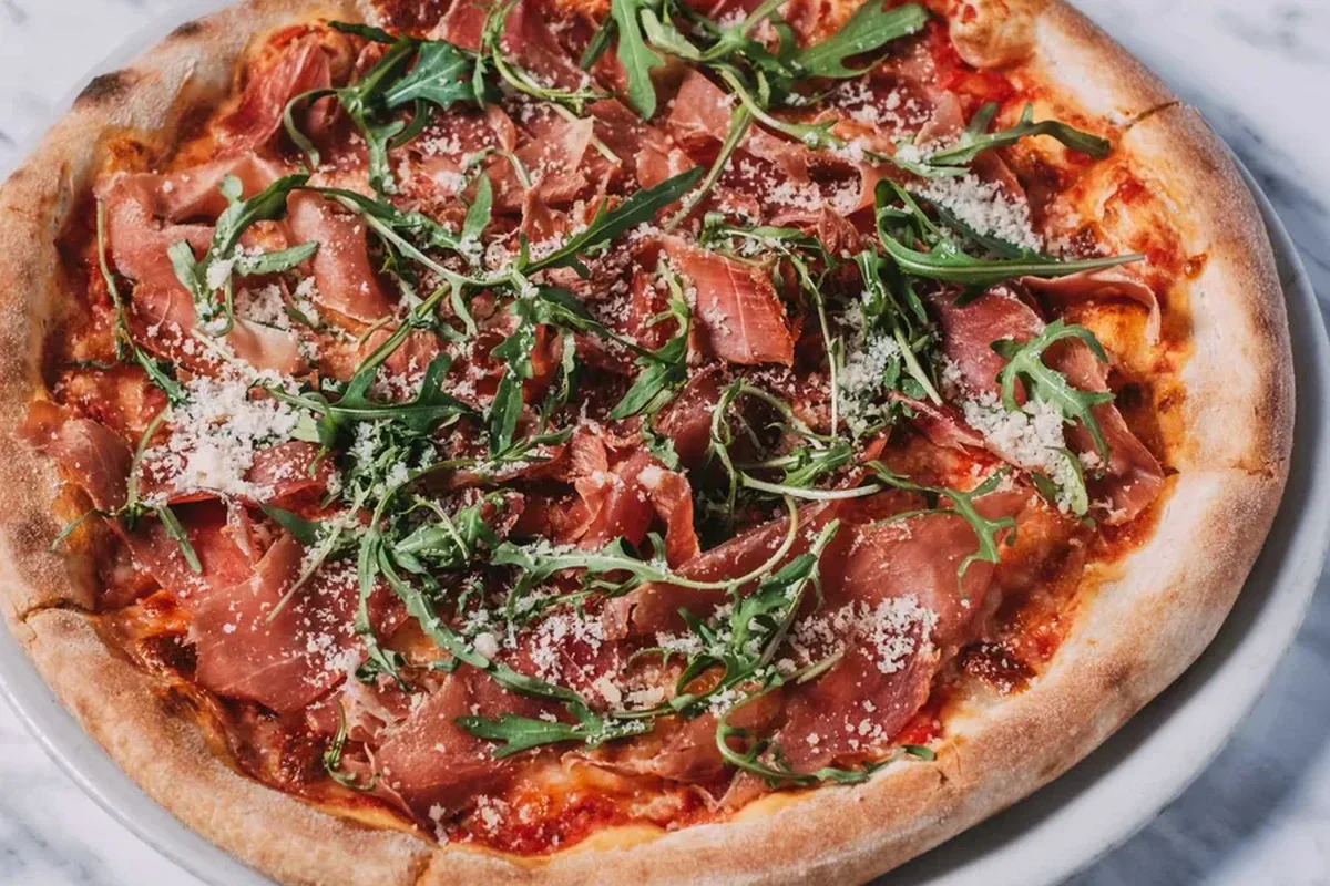 Pizza s prosciuttem a rukolou